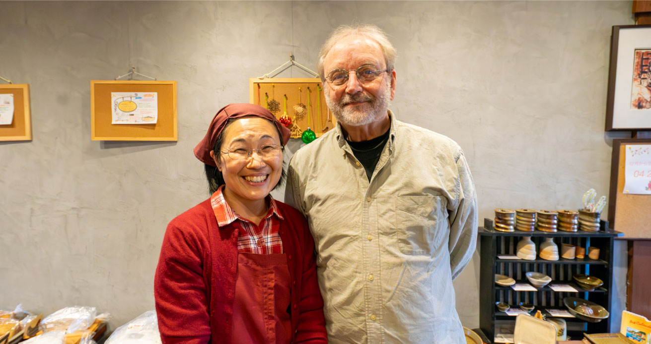 ケーネン ジェームスさん(右)、ケーネン美穂さん（左）