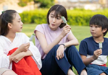 子どもと同じ目線で話す土方先生。