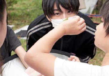 子どもたちと遊ぶ長妻怜央さん