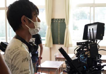 教室シーンを撮影中の宮岡監督