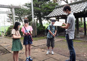 三輪神社で撮影中、台本を確認する宮岡監督