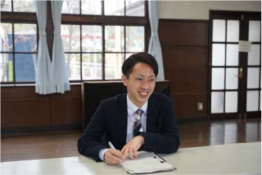 インタビューを受ける遠山賢太さん