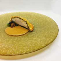 「日出町産・アワビのアンクルート 入間産・金ゴマの生地と地元のケール ゴマのクリーム」