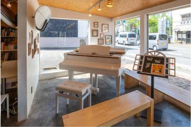 白のグランドピアノ