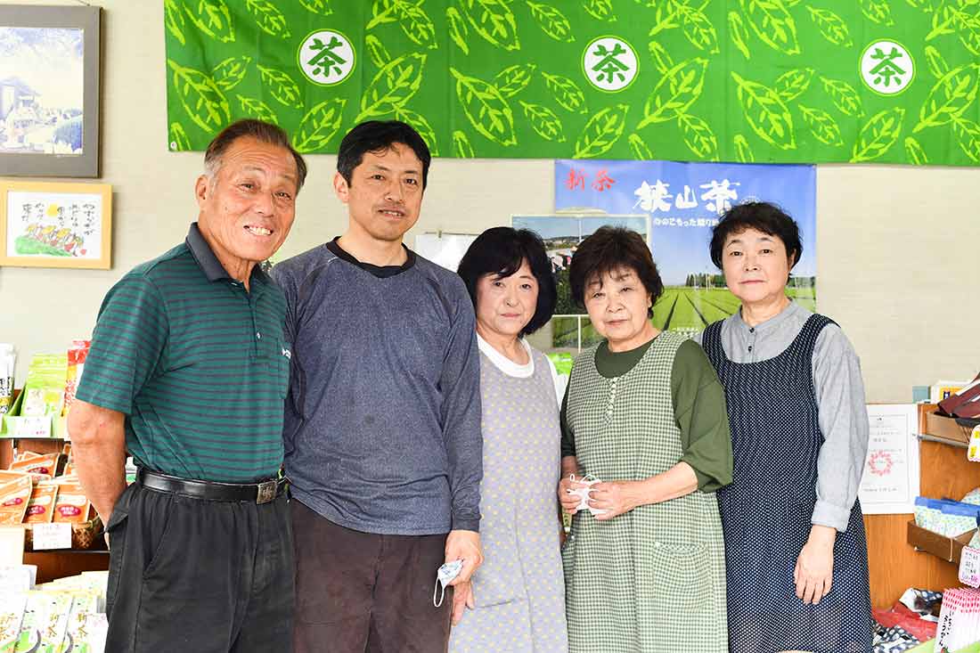 三ツ木正充さん(写真左)とご家族・従業員の皆様