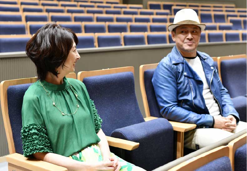 インタビューを受ける櫻井さんと伊東さん