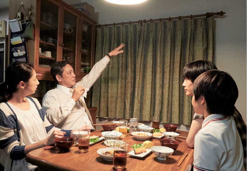 宮竹家の食卓シーン（櫻井淳子さん、デビット伊東さん、長妻怜央さん、阿久津慶人さん）