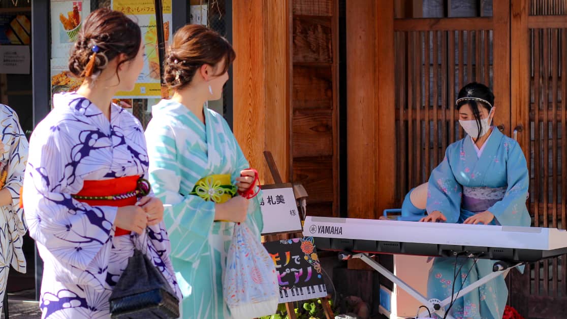 着物でピアノ