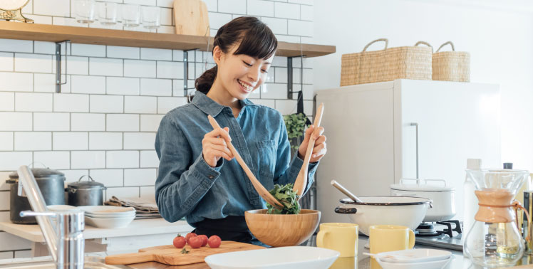 母親と娘で料理をしている様子